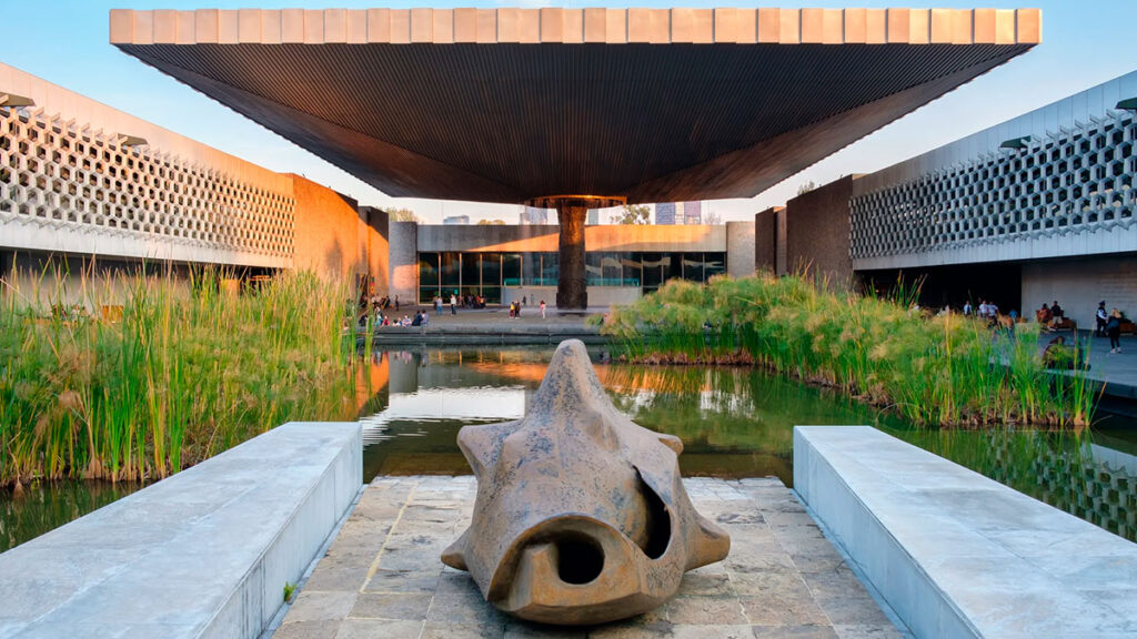 El edificio que abraza al visitante: historia y arquitectura del museo