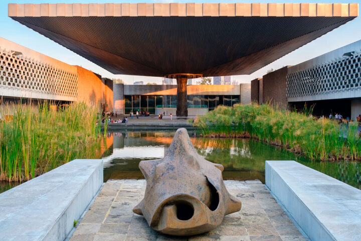 El edificio que abraza al visitante: historia y arquitectura del museo